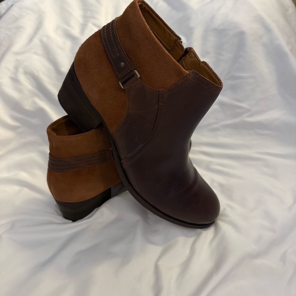 NWT Clarks Artisan Maypearl Lilac Leather and Suede Belted Ankle Boots